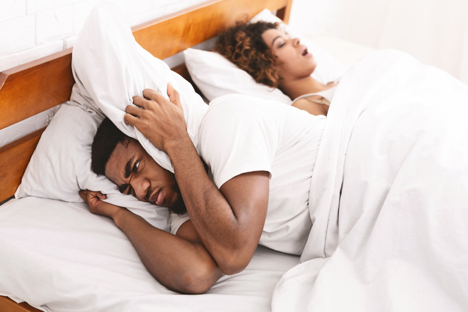 Cómo Dormir con Alguien que Ronca: Soluciones Efectivas para una Noche Tranquila