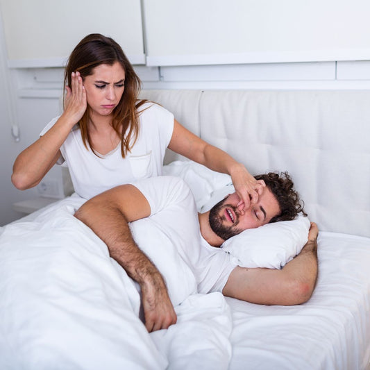 5 Consecuencias de Dormir con Alguien que Ronca: Cómo Afecta tu Sueño y tu Vida